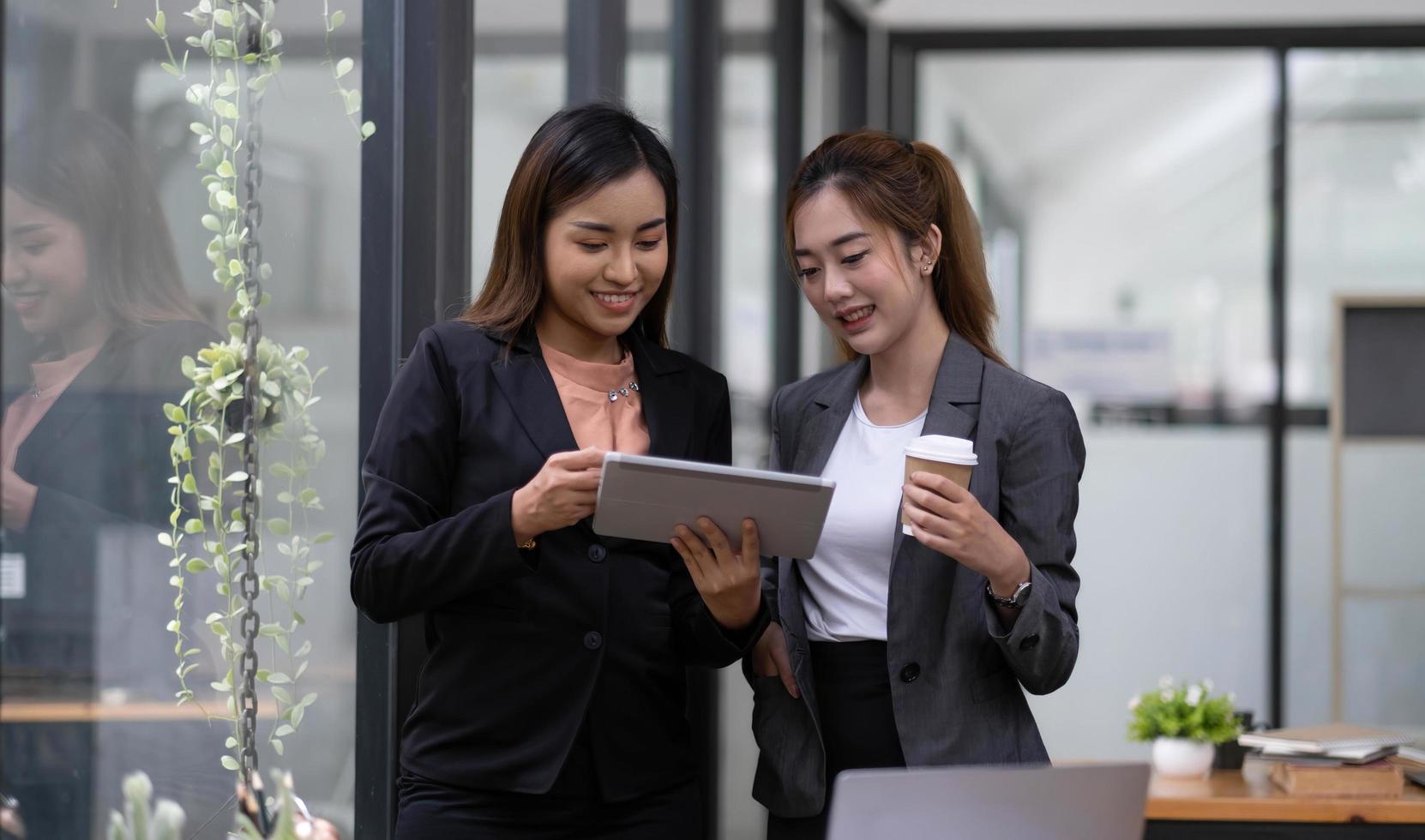 concepto mujer de negocios trabajando y gente feliz mujer de negocios o trabajadora de oficina creativa con computadoras escribiendo en un cuaderno con documentos y una computadora portátil. foto