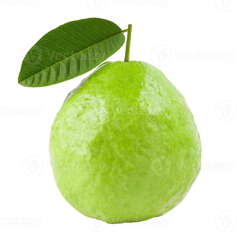 fruta de guayaba con hojas aisladas en el fondo blanco foto