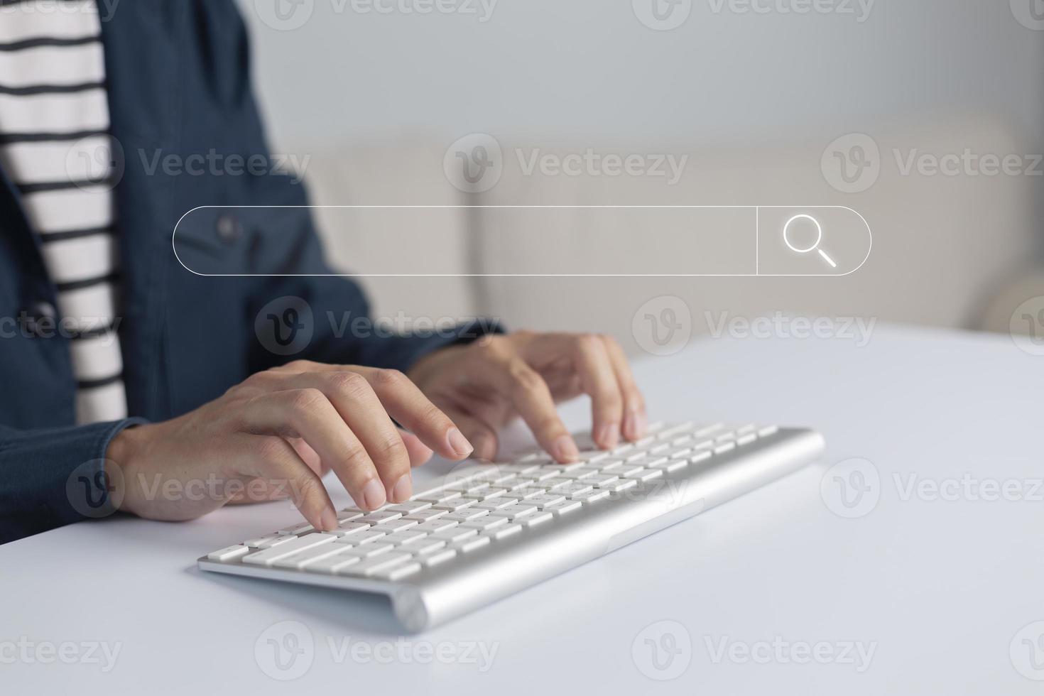 tecnología de búsqueda, optimización de motores de búsqueda, mano del hombre usando el teclado de la computadora para buscar información, usando la función de barra de búsqueda en su sitio web. SEO foto