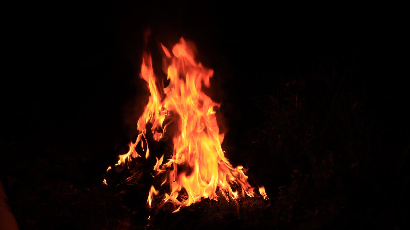 un fuego que arde en la noche oscura foto