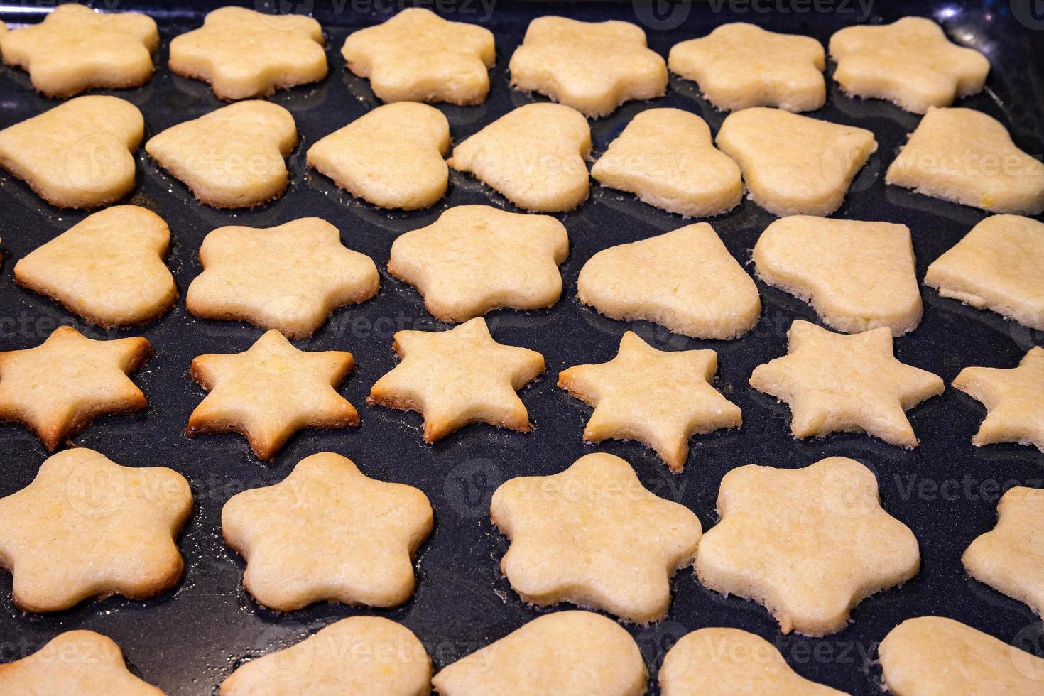 galletas recién asadas en la bandeja. de cerca foto