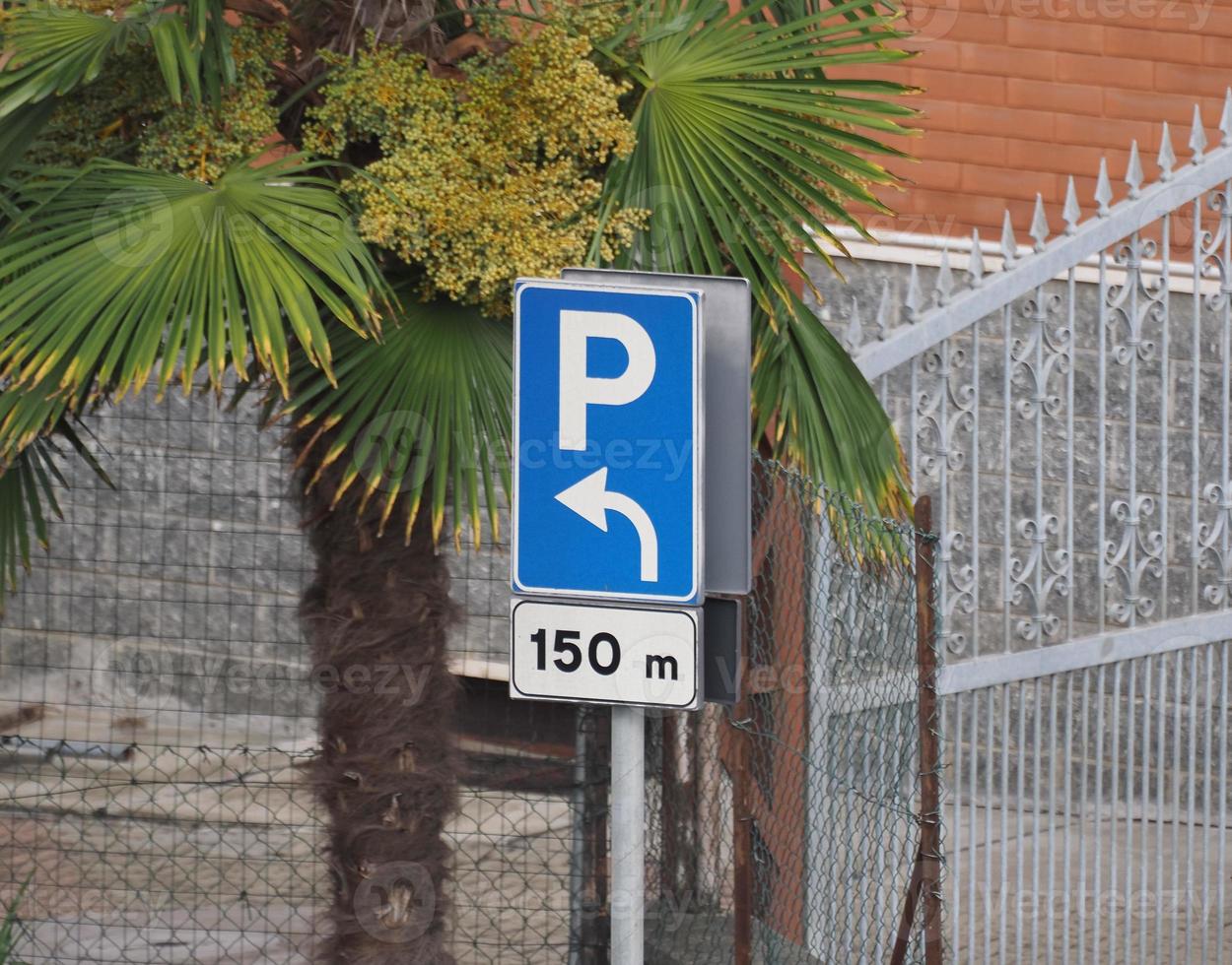 parking sign with direction arrow photo