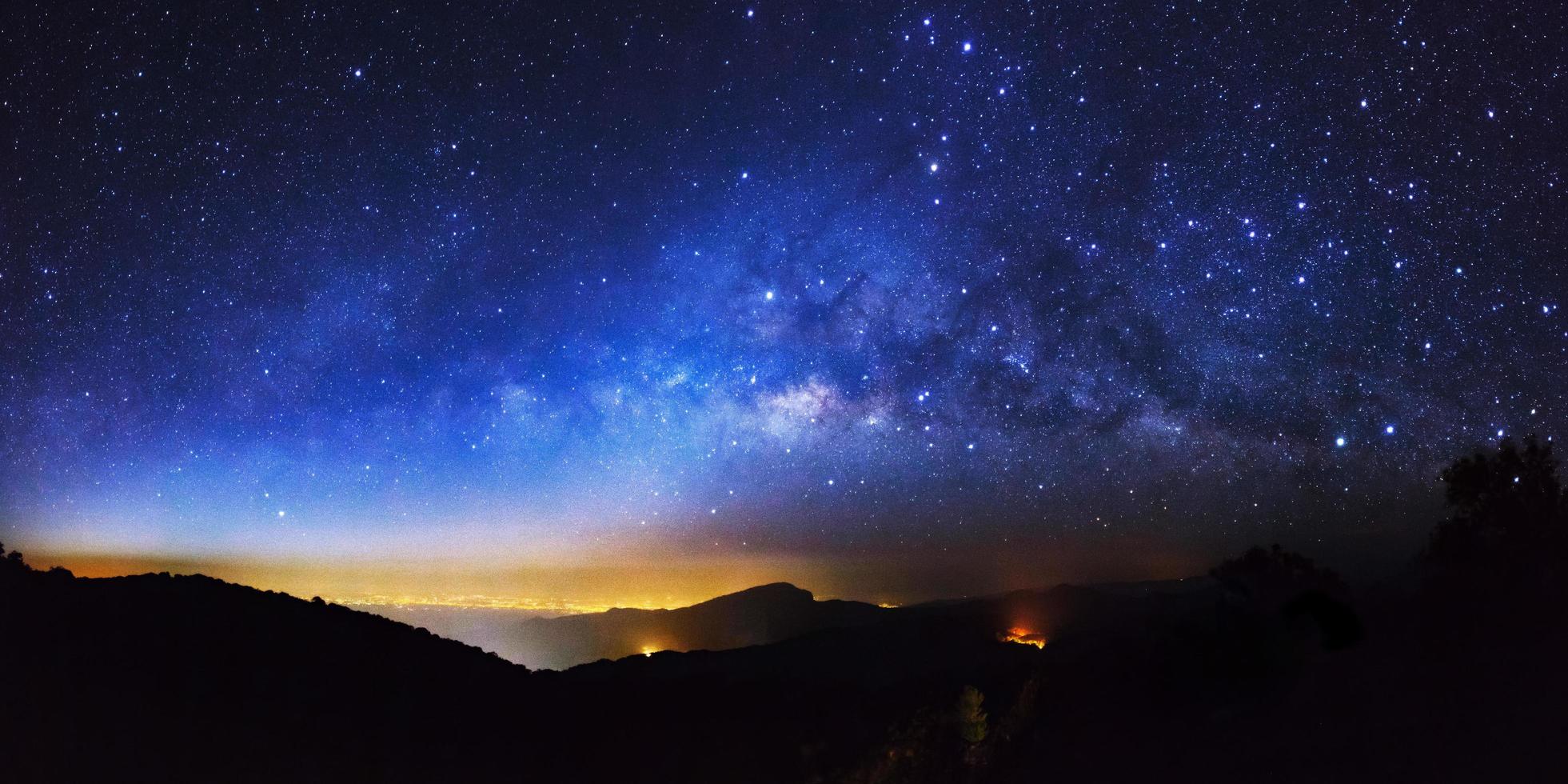 panorama de la galaxia de la vía láctea en doi inthanon chiang mai, tailandia. fotografía de larga exposición. con grano foto