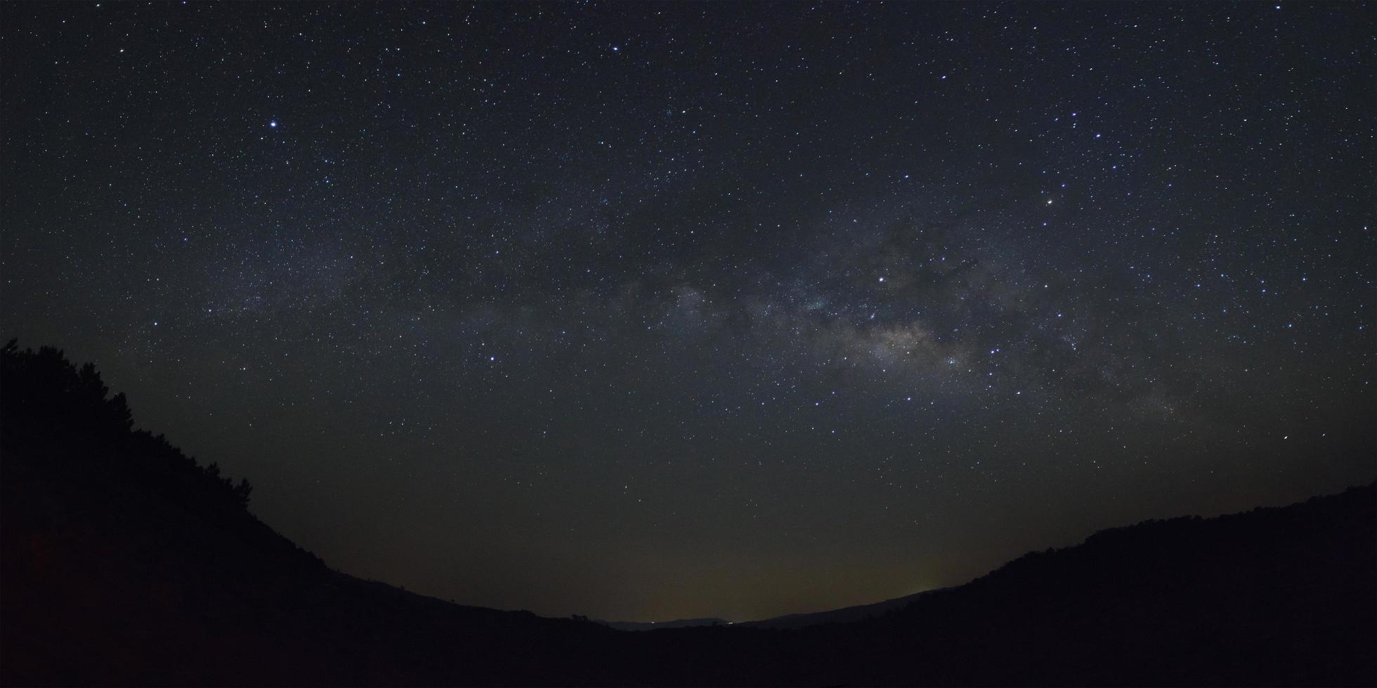panorama de la galaxia de la vía láctea con estrellas y polvo espacial en el universo foto