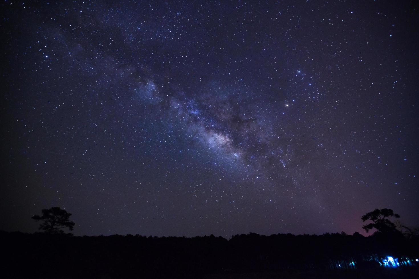 galaxia de la vía láctea y silueta de árbol con nube en el parque nacional phu hin rong kla, phitsanulok tailandia foto