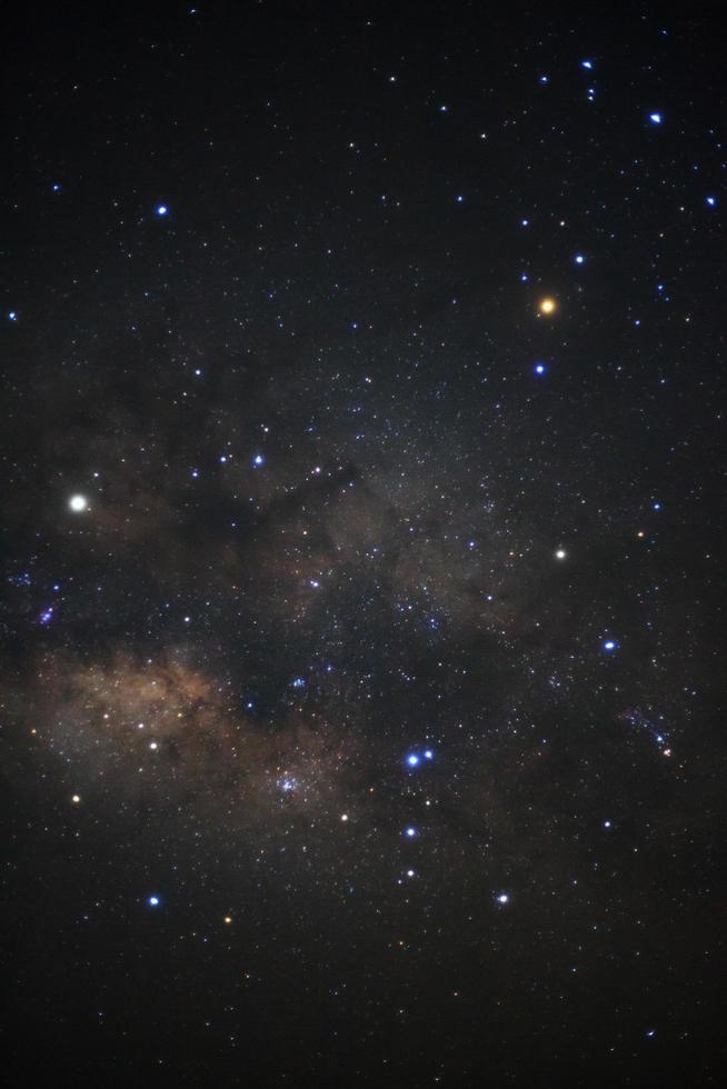 el centro de la galaxia de la vía láctea con estrellas y polvo espacial en el universo foto