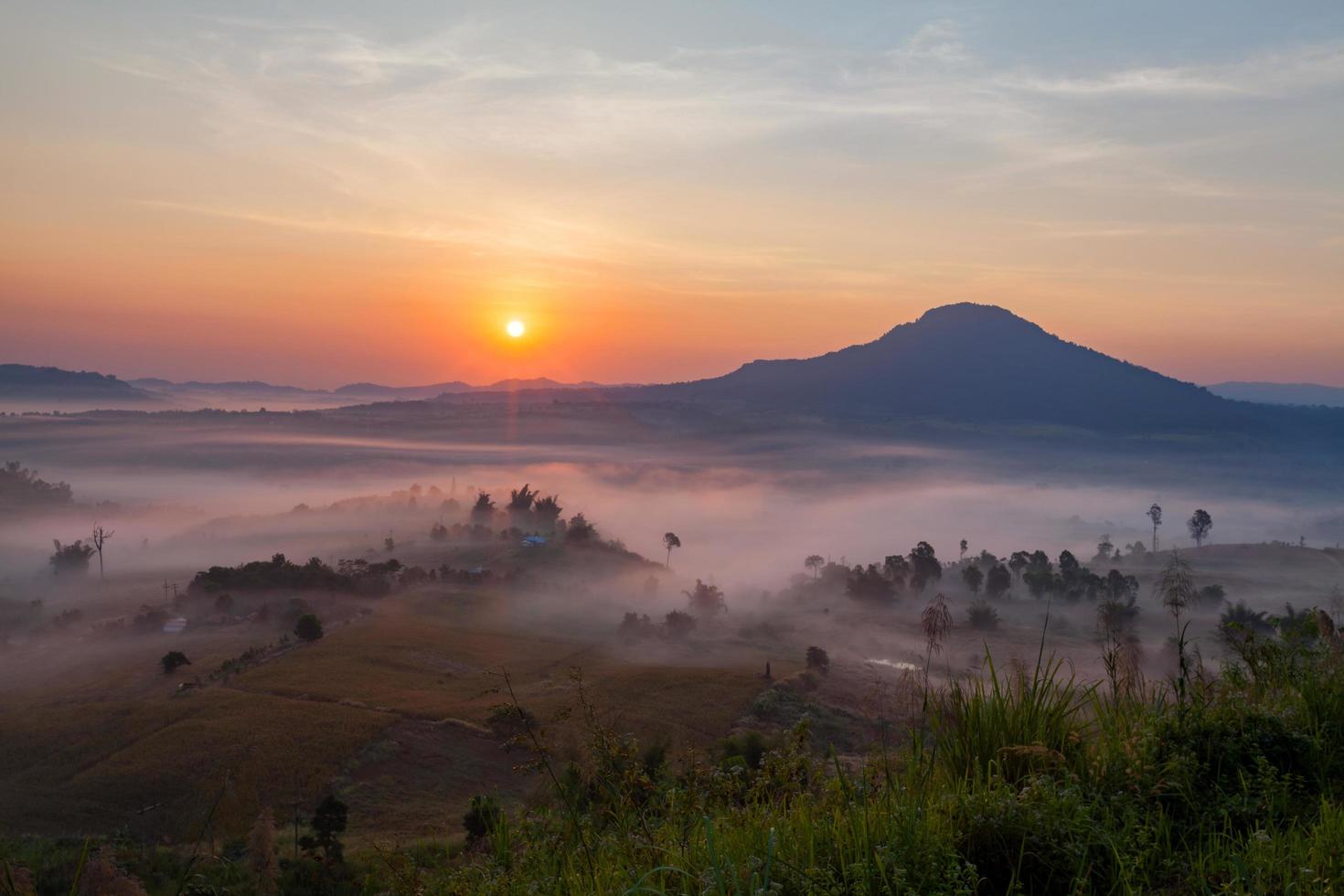 Niebla en el amanecer y la carretera de la mañana en el punto de vista de la ong khao takhian en khao-kho phetchabun, tailandia foto