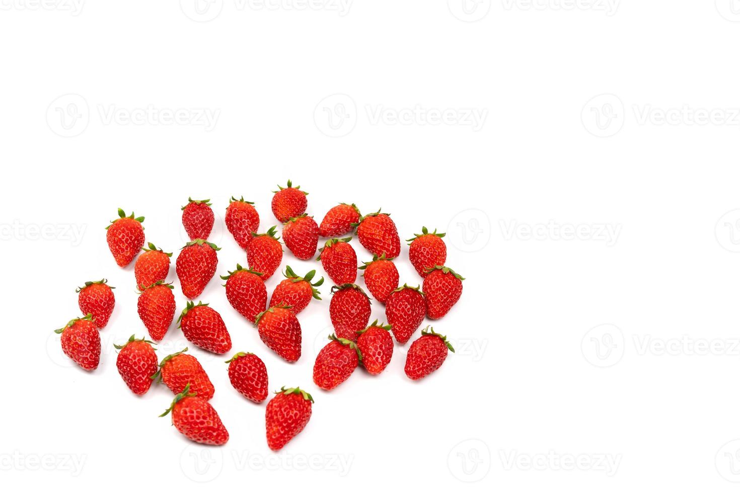 fresas de lujo frescas se interrumpen en el área del grupo con luz de estudio sobre el fondo blanco. foto