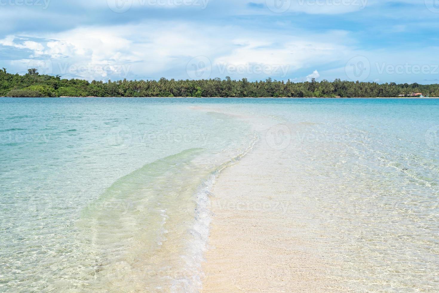 la playa que se bifurca en medio del océano. un fenómeno natural del mar separado foto