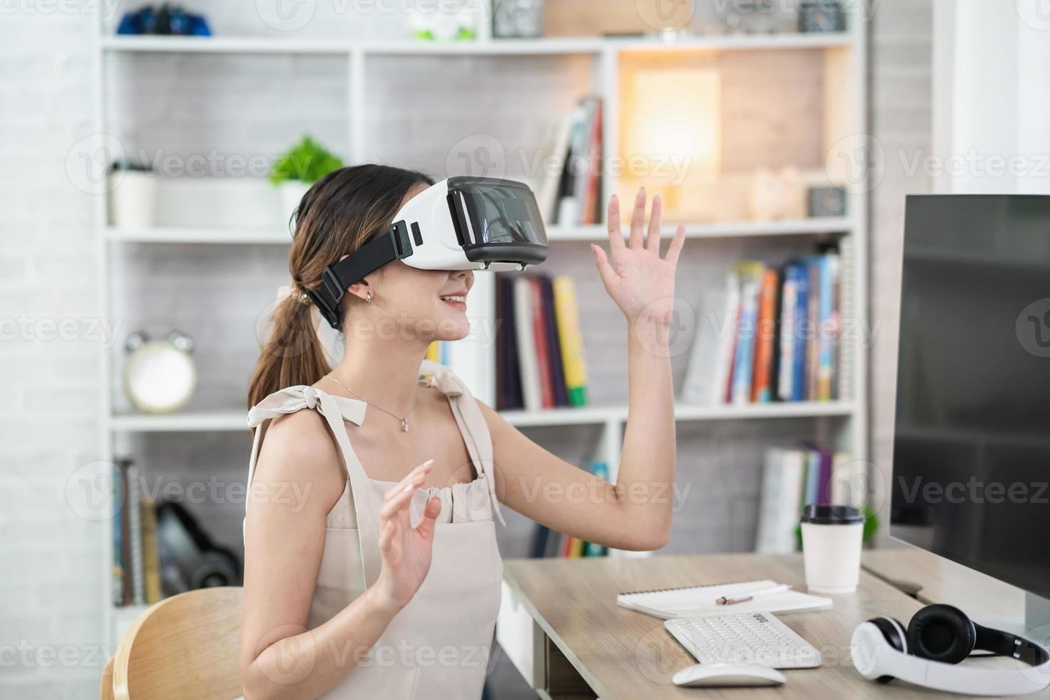 mujer asiática sonríe y juega juego vr, 3d divice nuevas gafas de innovación para entretener en casa, mujer asiática alegre en casa de vacaciones. mujer feliz jugando el concepto de tecnología metaverse vr. foto