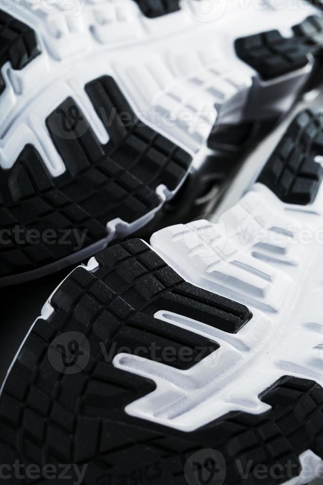 la suela en blanco y negro de las zapatillas deportivas de moda es un primer plano en pantalla completa. foto