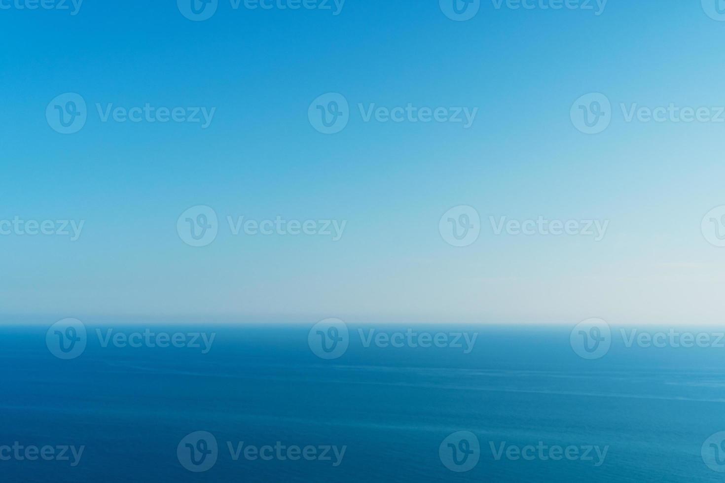 un horizonte perfecto entre el cielo azul y el mar. foto