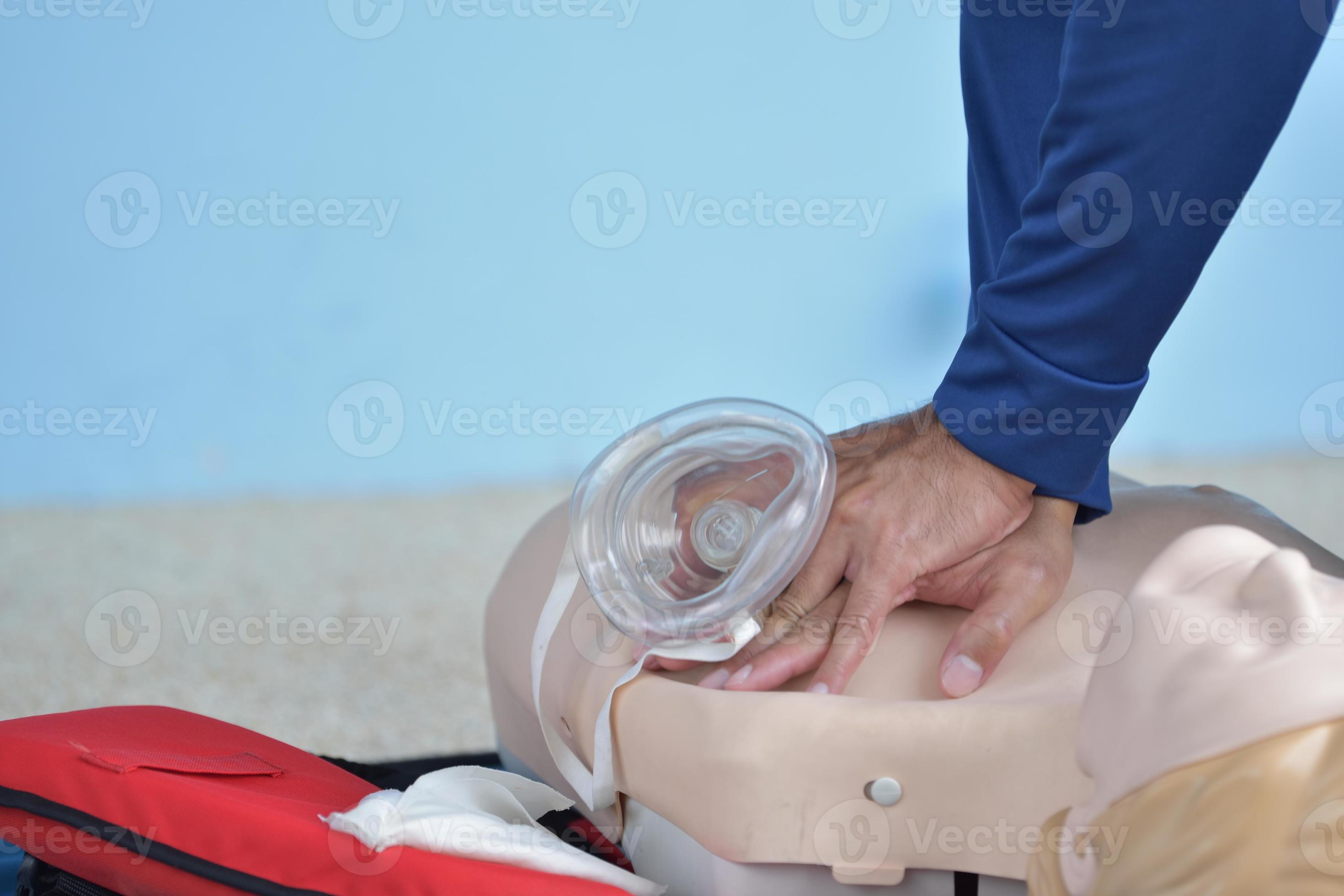 CPR trainner basic life support 11070263 Stock Photo at Vecteezy