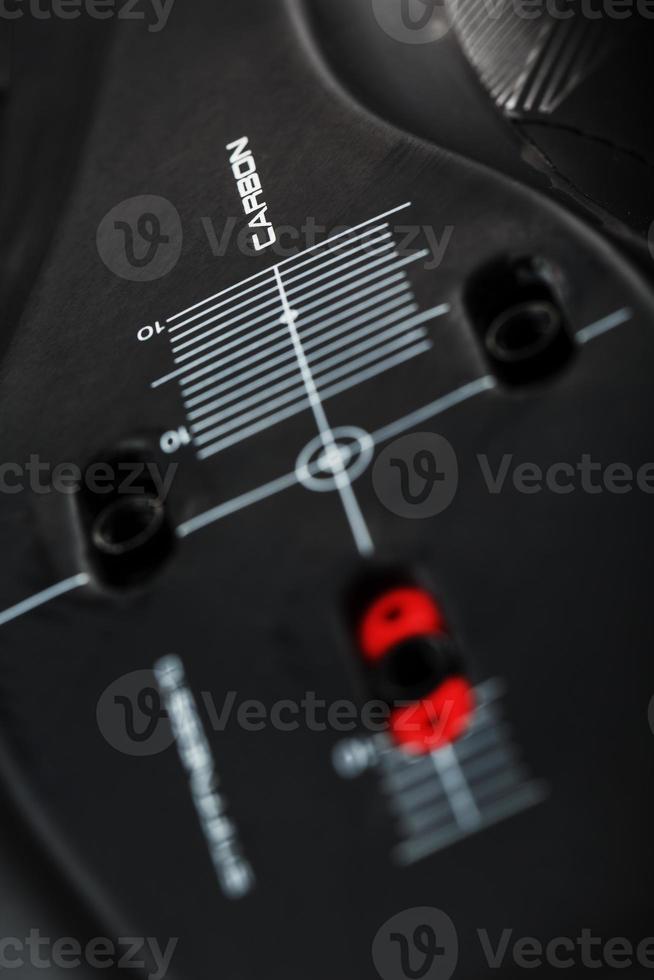 elemento de carbono de los zapatos de ciclismo con la inscripción carbono en un primer plano de fondo negro. foto