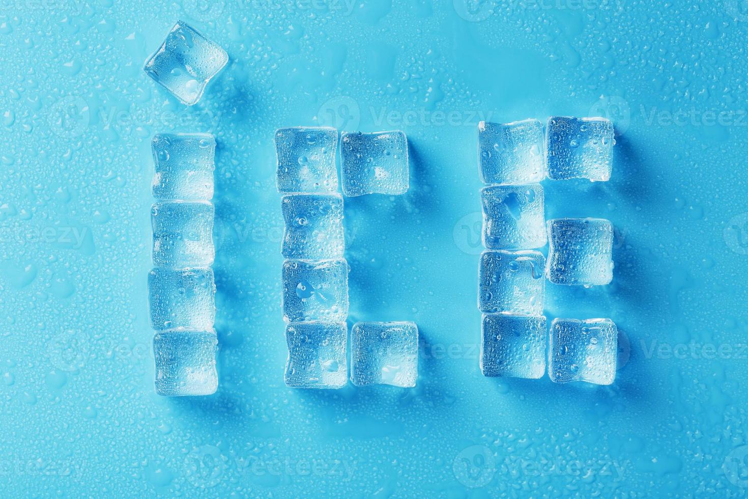 la palabra hielo es un patrón de cubitos de hielo sobre un fondo azul foto