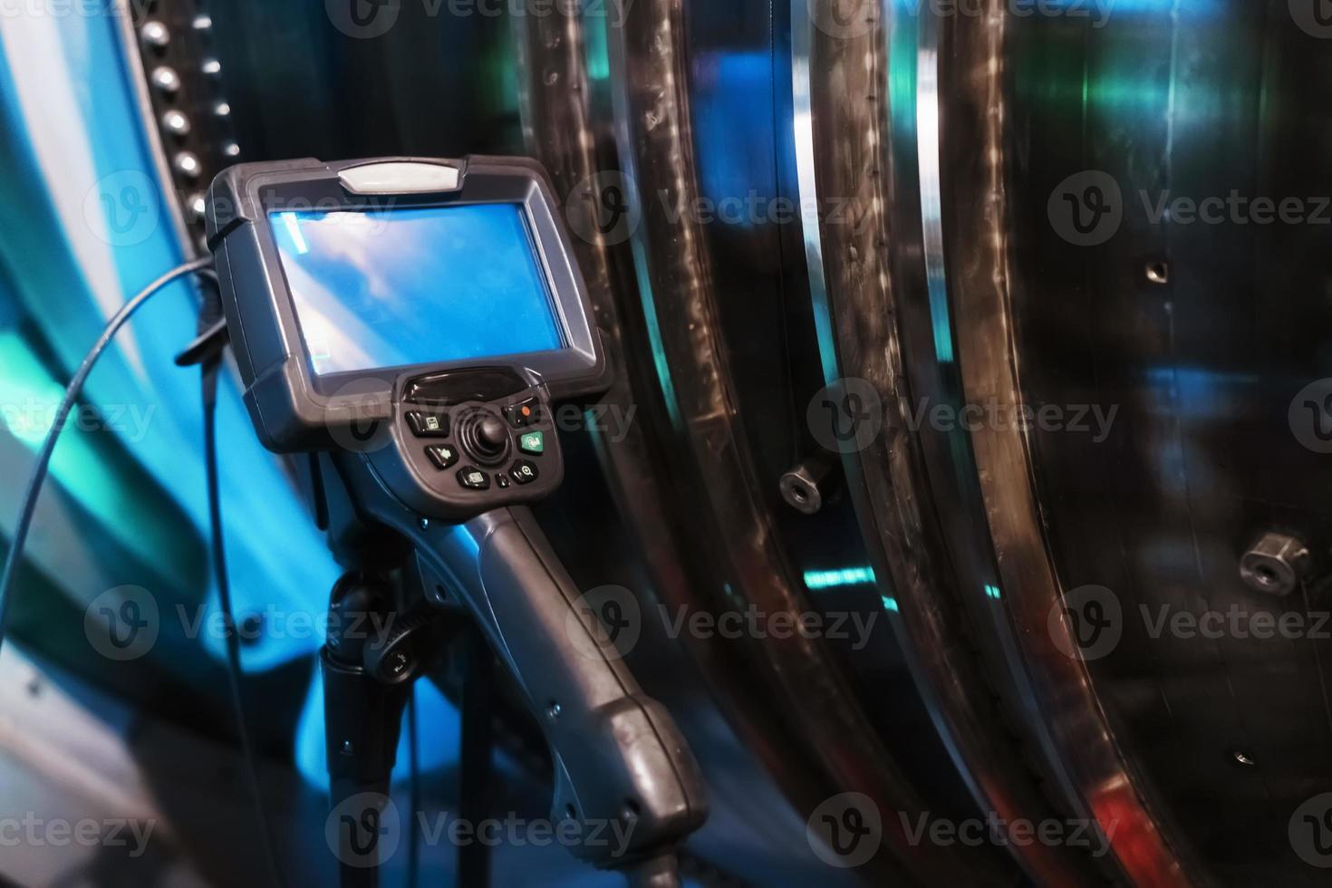 pantalla de cámara de boroscopio en un trípode ubicado en la turbina, inspección de partes internas de un motor a reacción. foto