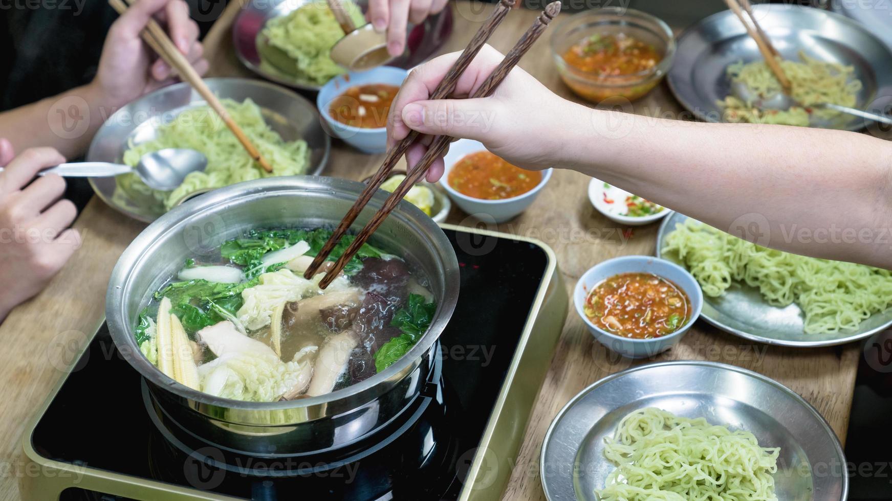 fiesta comiendo sukiyaki en casa foto