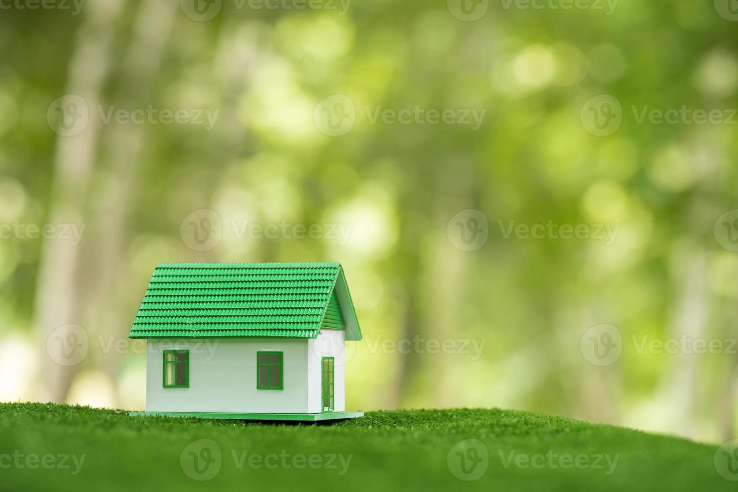 Casa inmobiliaria ecológica ecológica. casa de propiedad de construcción modelo pequeño sobre césped en ecología de naturaleza verde. diseño residencial de conservación de energía sostenible y venta - concepto de negocio de alquiler foto