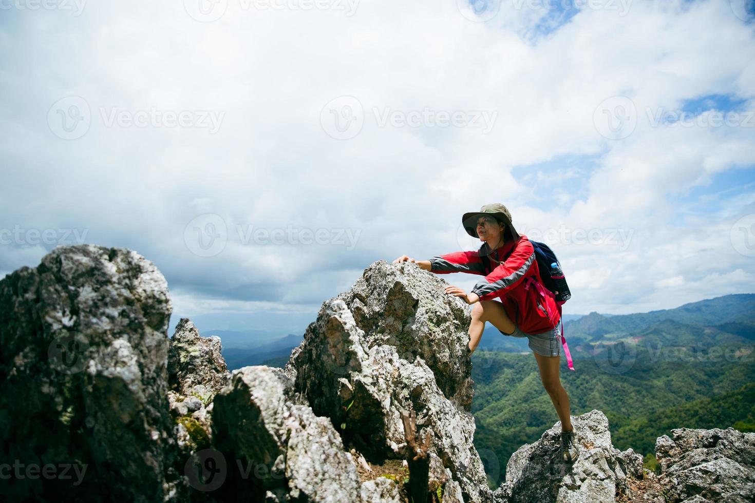 Senderismo Hombre Que Mira Hermosas Montañas Paisaje Inspirador. Caminante  Senderismo Con Mochila En La Senda Sendero Rocoso, Contempla Las Vistas  Sobre El Valle. Saludable Estilo De Vida Saludable Al Aire Libre Concepto.