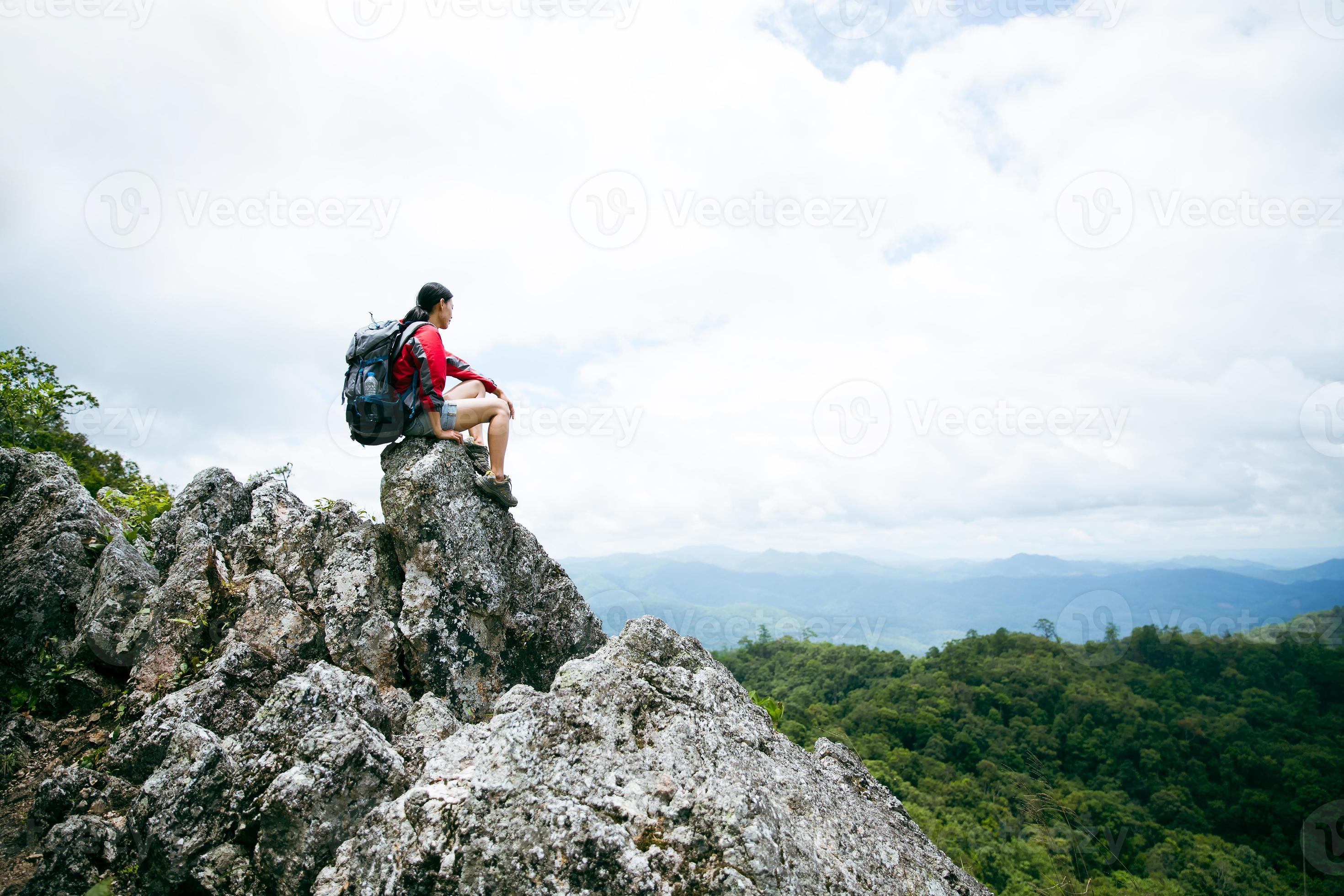 Mujer De Senderismo En El Hermoso Sendero De Montaña. Trekking Y  Excursionismo En Las Montañas. Concepto Sano De Aventura Al Aire Libre  Estilo De Vida. Fotos, retratos, imágenes y fotografía de archivo