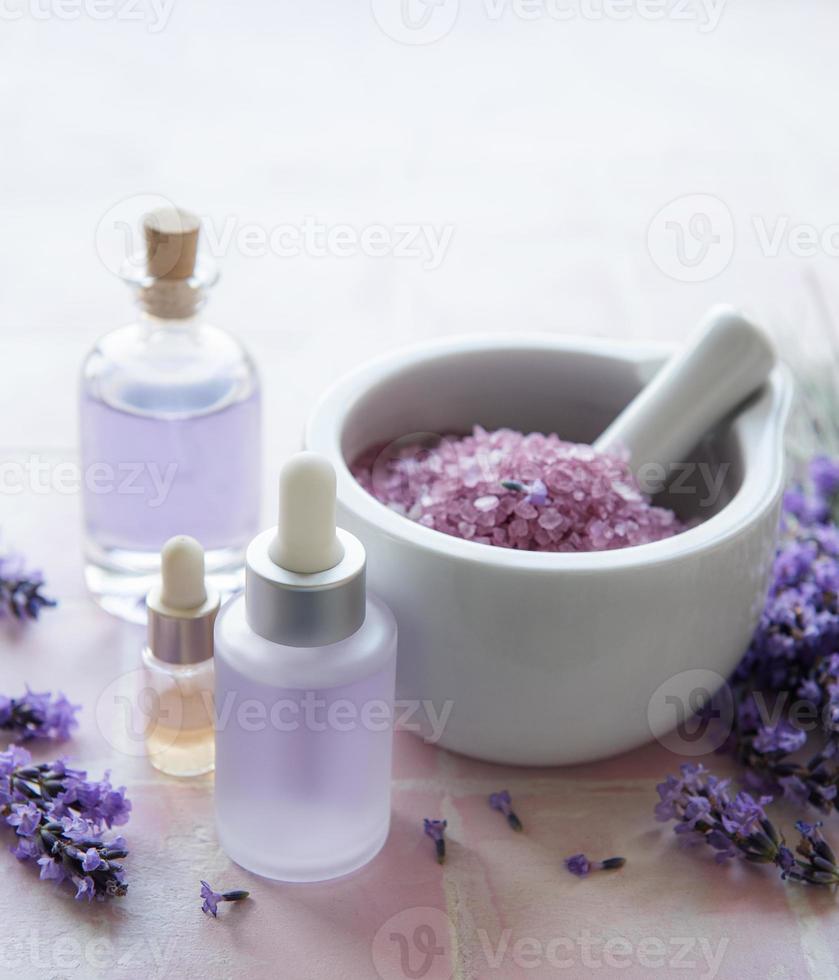 aromaterapia lavanda sal de baño y aceite de masaje foto