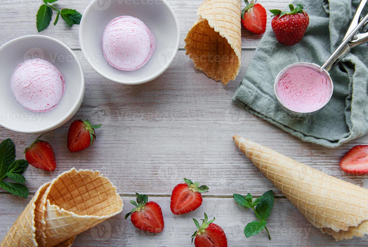 helado de fresa casero con fresas frescas foto