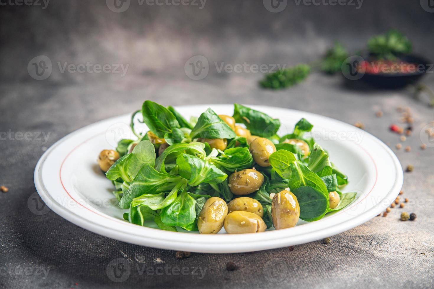ensalada verde oliva hoja mache maíz lechuga fresca comida saludable comida bocadillo en la mesa espacio de copia fondo de comida foto