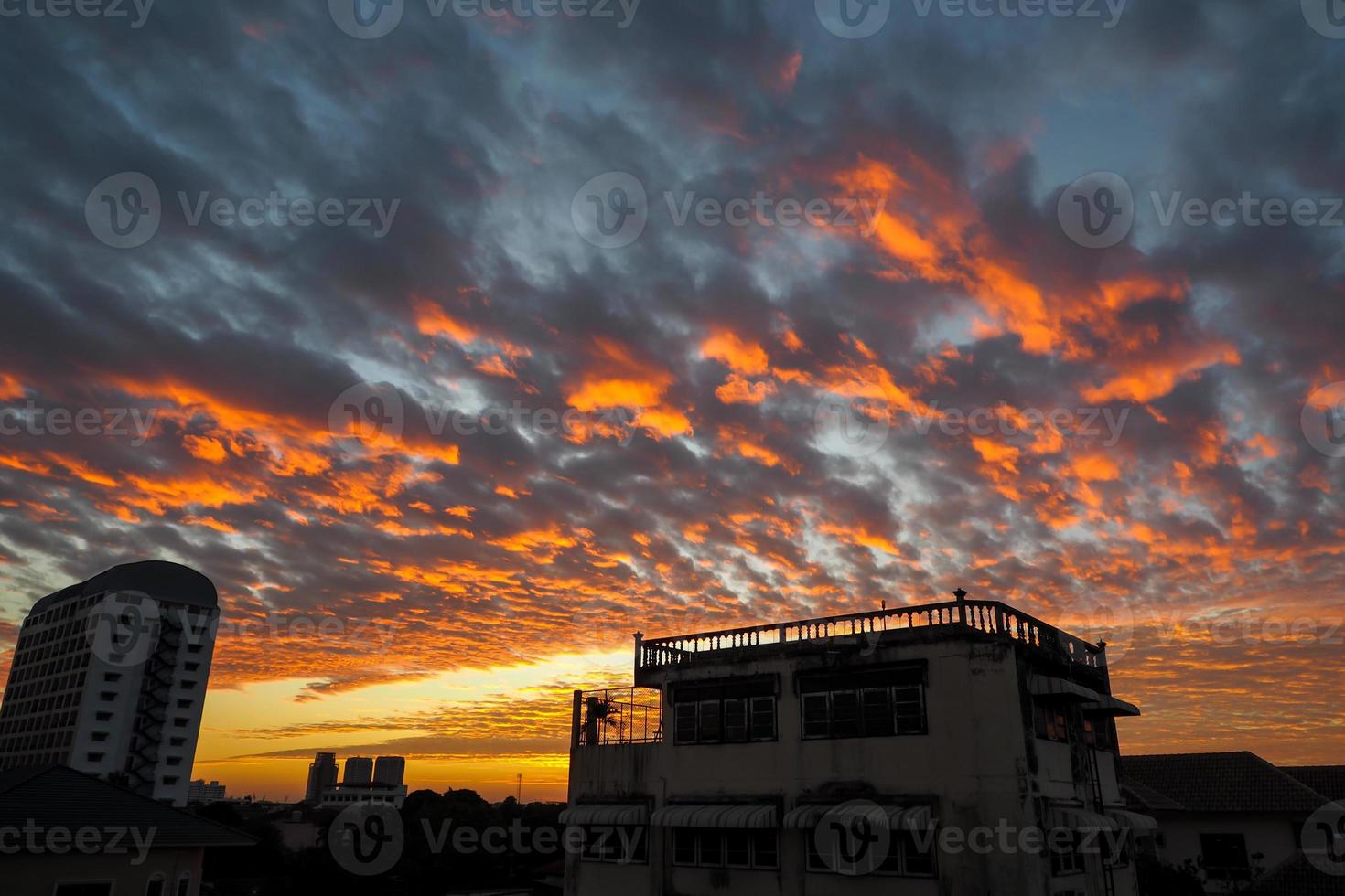 cielo rojo por la mañana, durante el amanecer foto