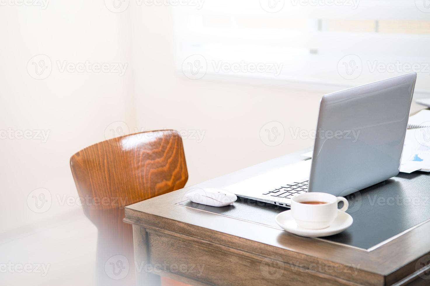 oficina en casa, monitor en blanco para diseño, trabajo desde casa, llamada de comunicación web, reunión en línea, concepto de trabajador remoto, cierre, plantilla, maqueta. foto