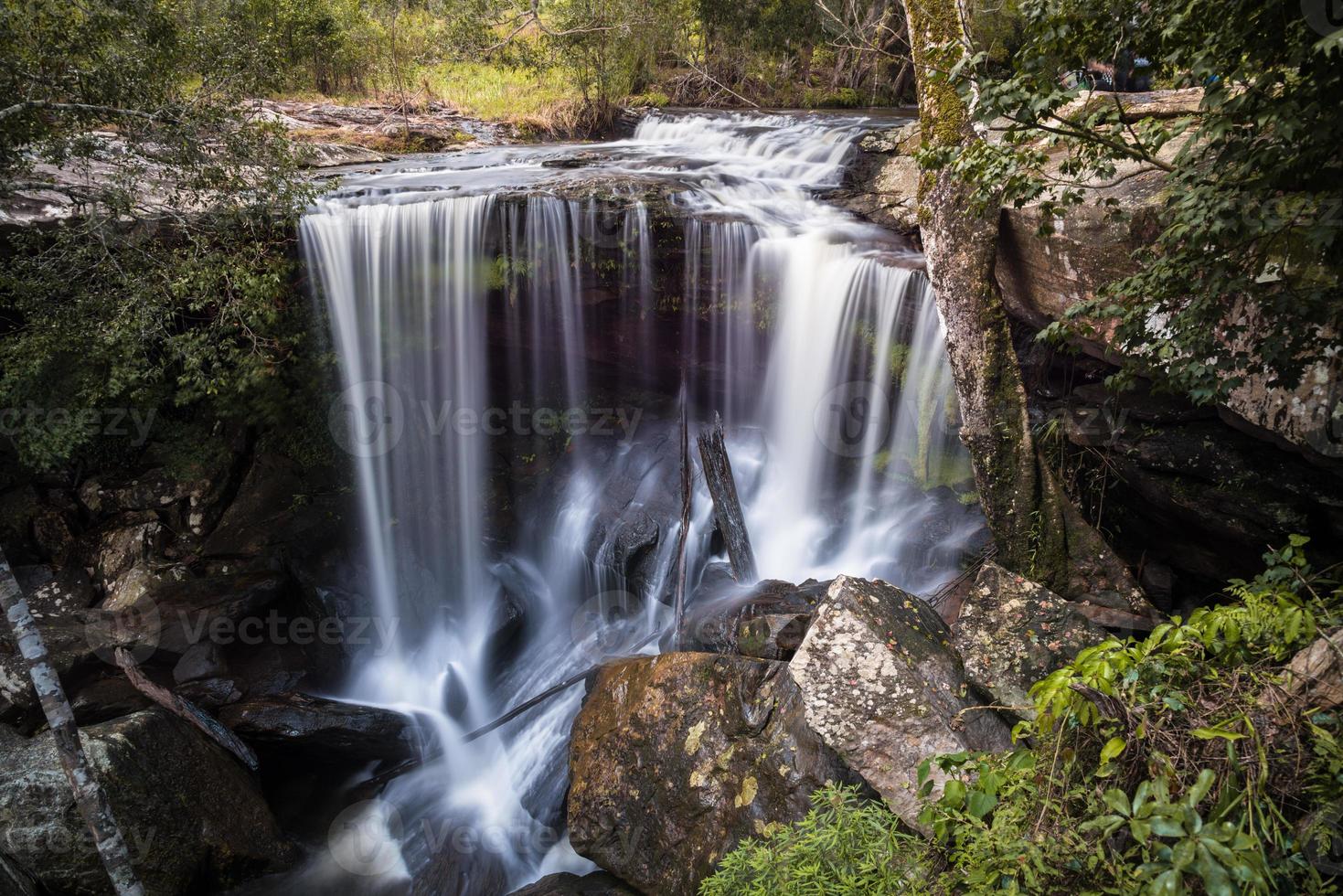 Pen pob mai cascada en el parque nacional de phu kradueng de la provincia de loei de tailandia. foto