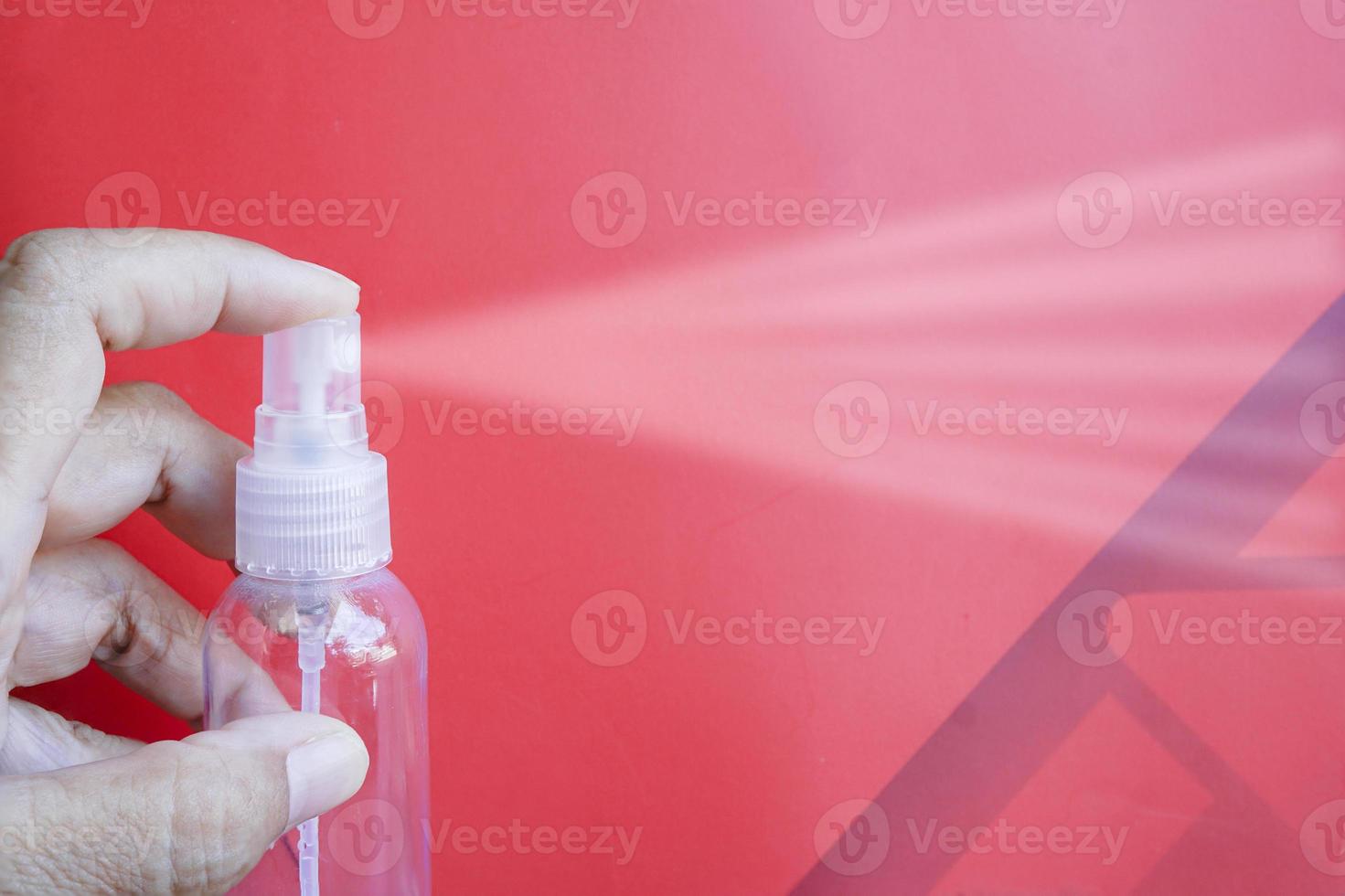 spray desinfectante con alcohol para eliminar bacterias y virus. foto