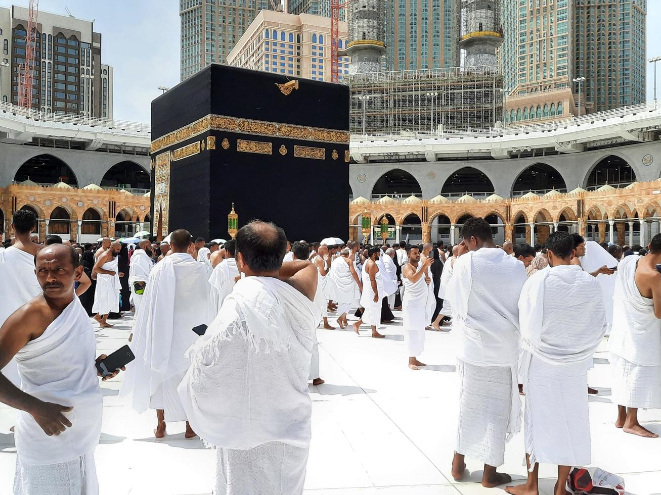 la meca, arabia saudita, agosto de 2022 - visitantes de todo el mundo están realizando tawaf en el masjid al-haram en makkah. foto