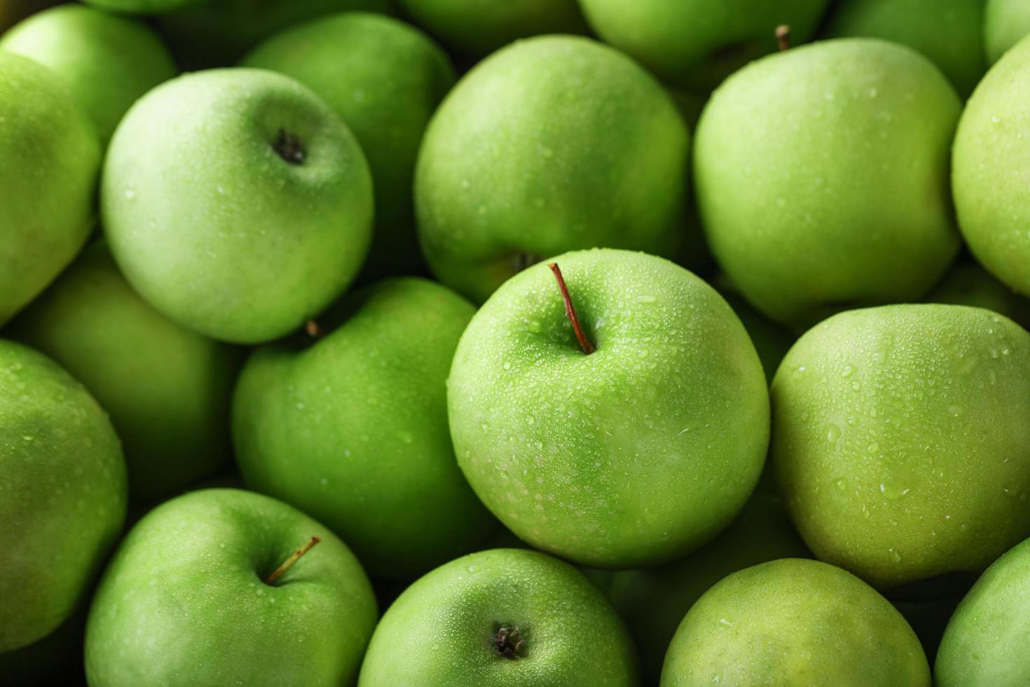 fondo de manzanas verdes maduras y jugosas, perspectiva desde arriba. foto