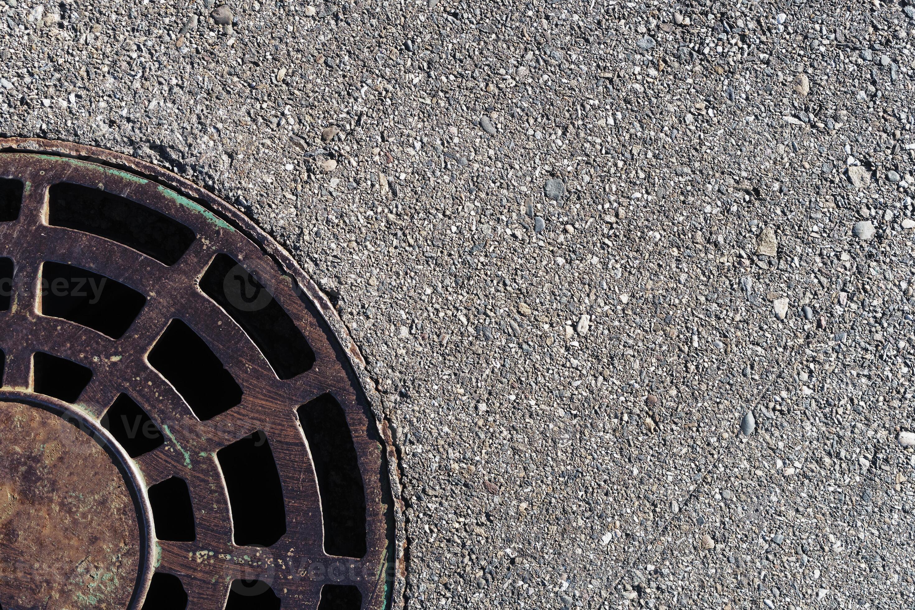 blik værtinde Akademi Sewer round hatch with a grate on an asphalt road. 11078508 Stock Photo at Vecteezy blik værtinde Akademi Sewer round hatch with a grate on an asphalt road. 11078508 Stock Photo at Vecteezy