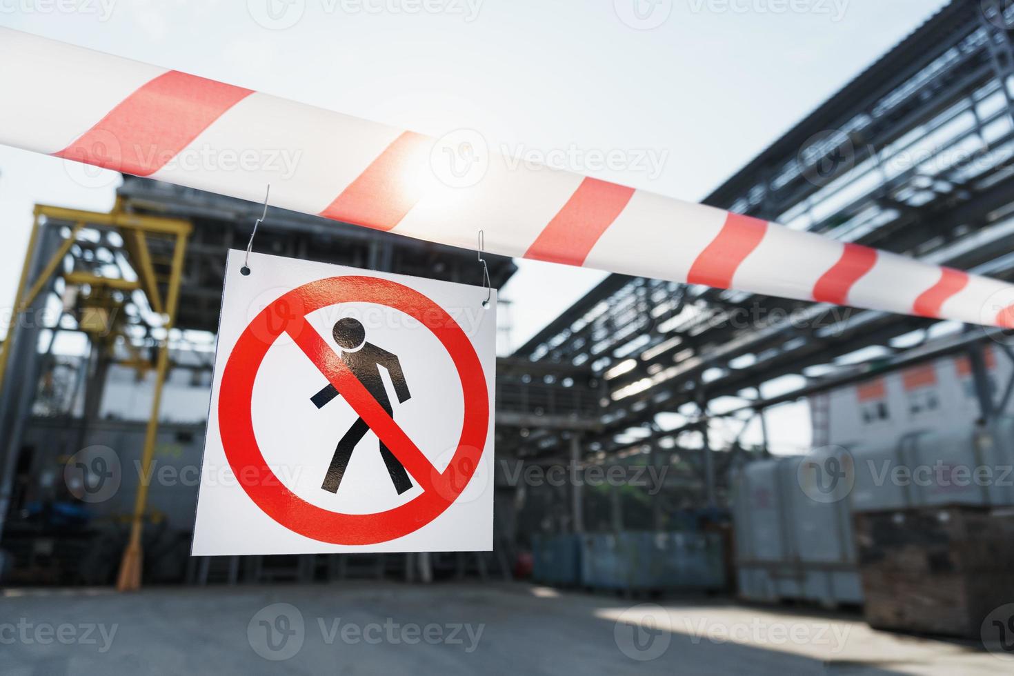 Se prohíbe la entrada no autorizada del cartel con una cinta protectora en el sitio de reparación. foto