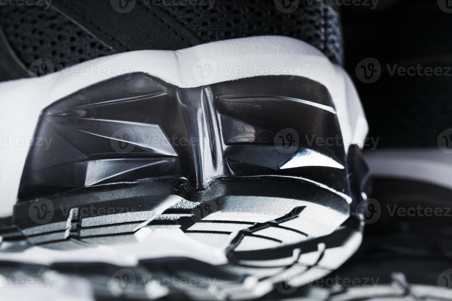 primer plano de la suela de calzado deportivo con amortiguación de gel en blanco y negro foto