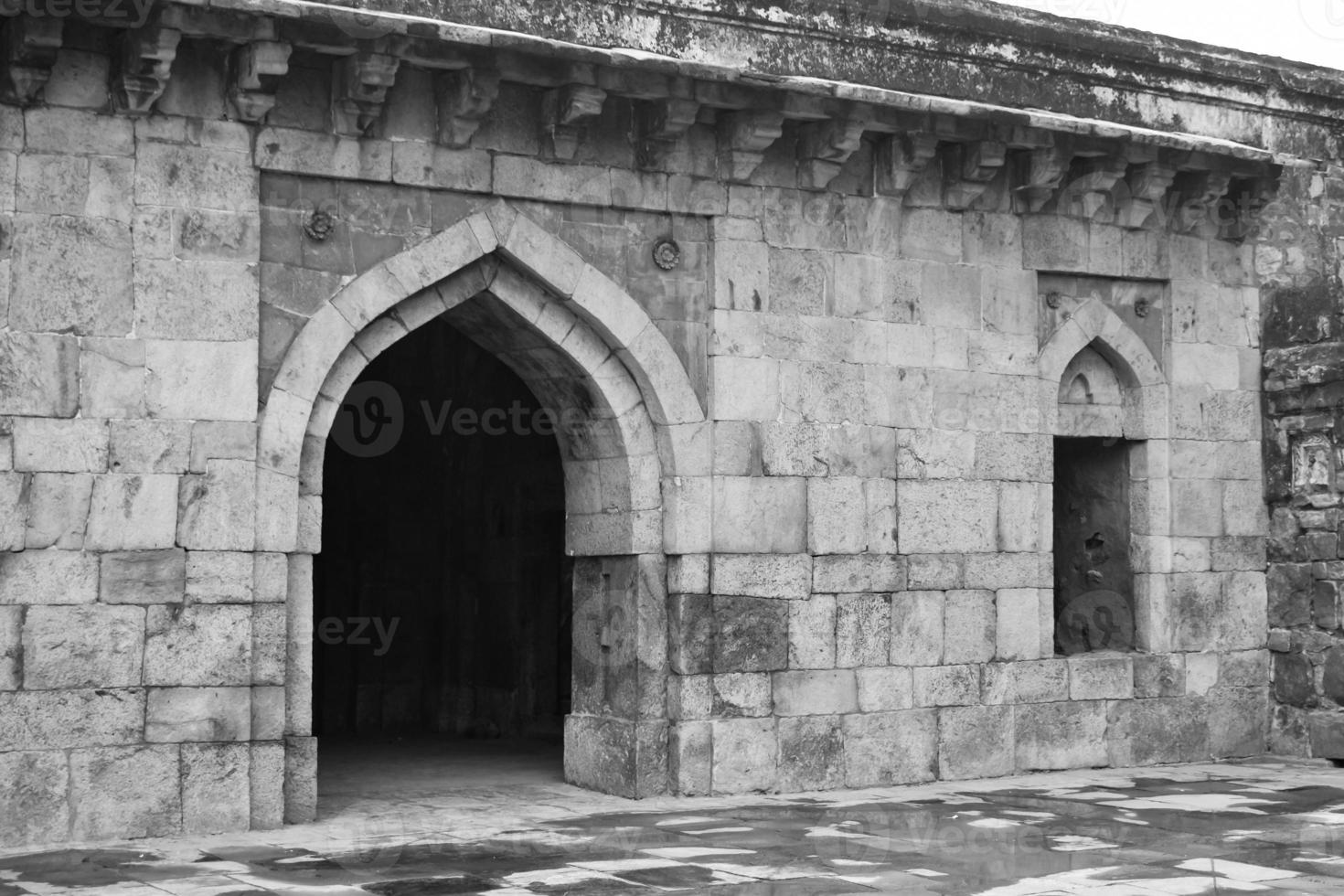 arquitectura mogol dentro de los jardines lodhi, delhi, india, se dice que la hermosa arquitectura dentro de la mezquita de tres cúpulas en el jardín lodhi es la mezquita del viernes para la oración del viernes, tumba del jardín lodhi foto