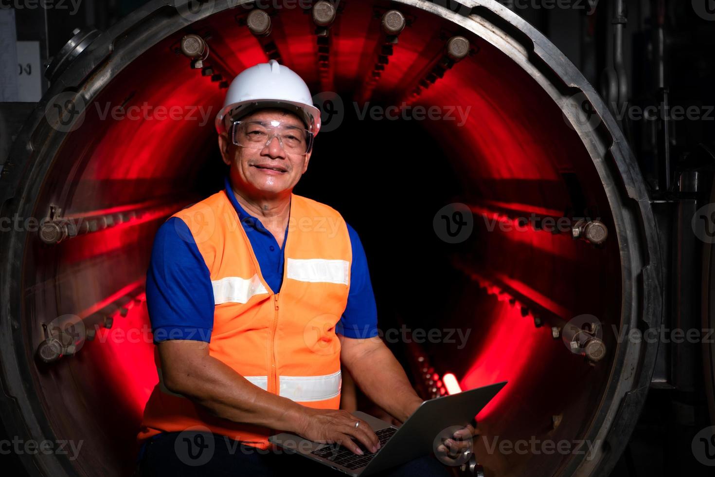 ingeniero de la planta mecánica realiza la inspección del túnel de la máquina de esterilización. para comprobar el estado de funcionamiento de la máquina para estar listo foto