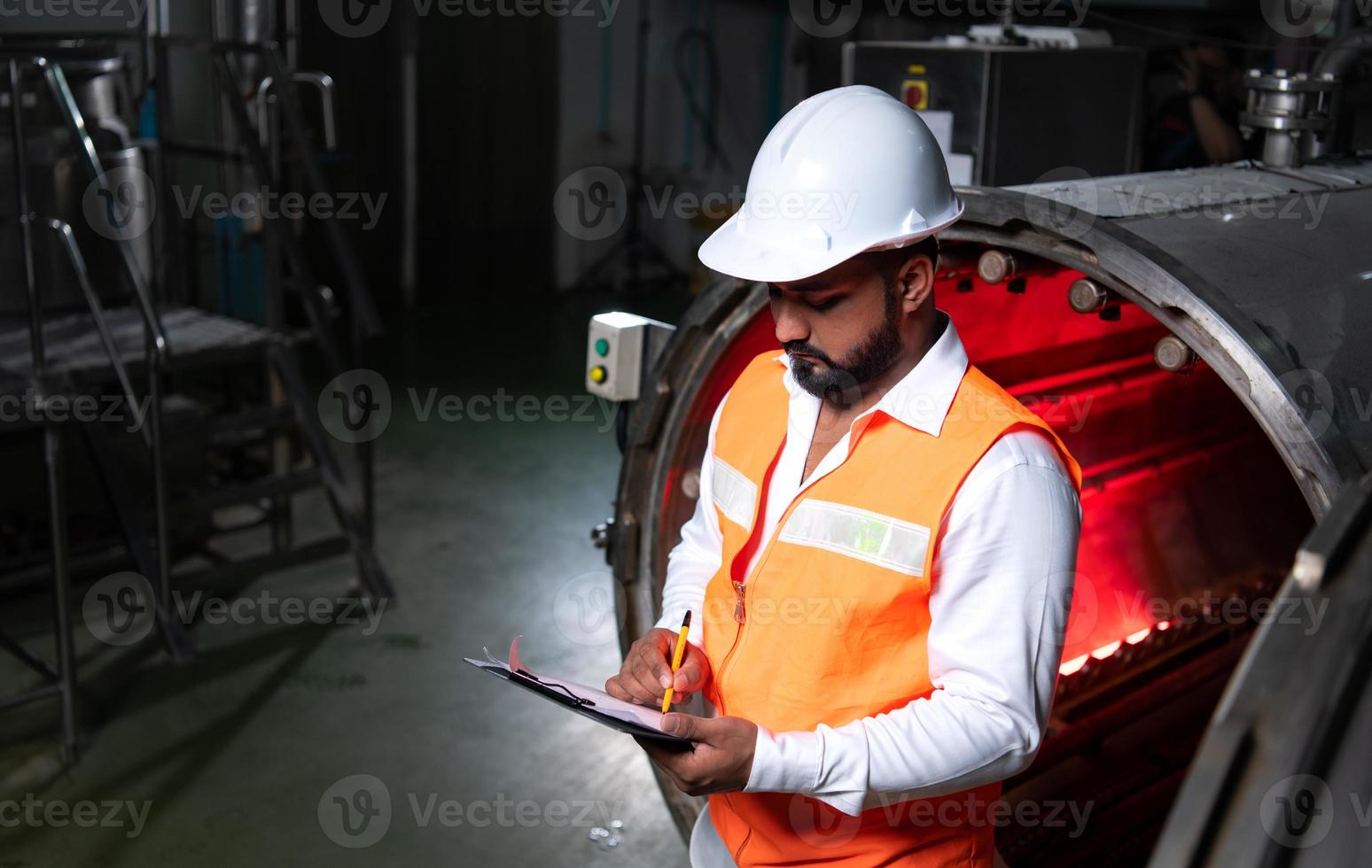 el ingeniero jefe de la planta mecánica realiza la inspección del túnel de la máquina de esterilización. para comprobar el estado de funcionamiento de la máquina para estar listo foto