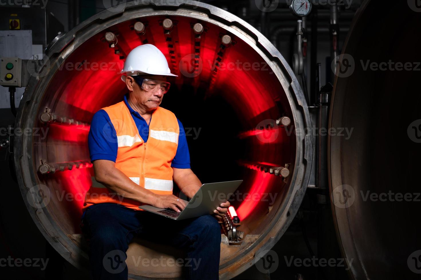 ingeniero de la planta mecánica realiza la inspección del túnel de la máquina de esterilización. para comprobar el estado de funcionamiento de la máquina para estar listo foto