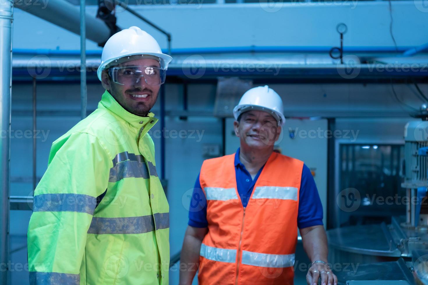 ingeniero jefe de la planta mecánica inspeccionando el mantenimiento de la máquina con técnicos de fábrica foto