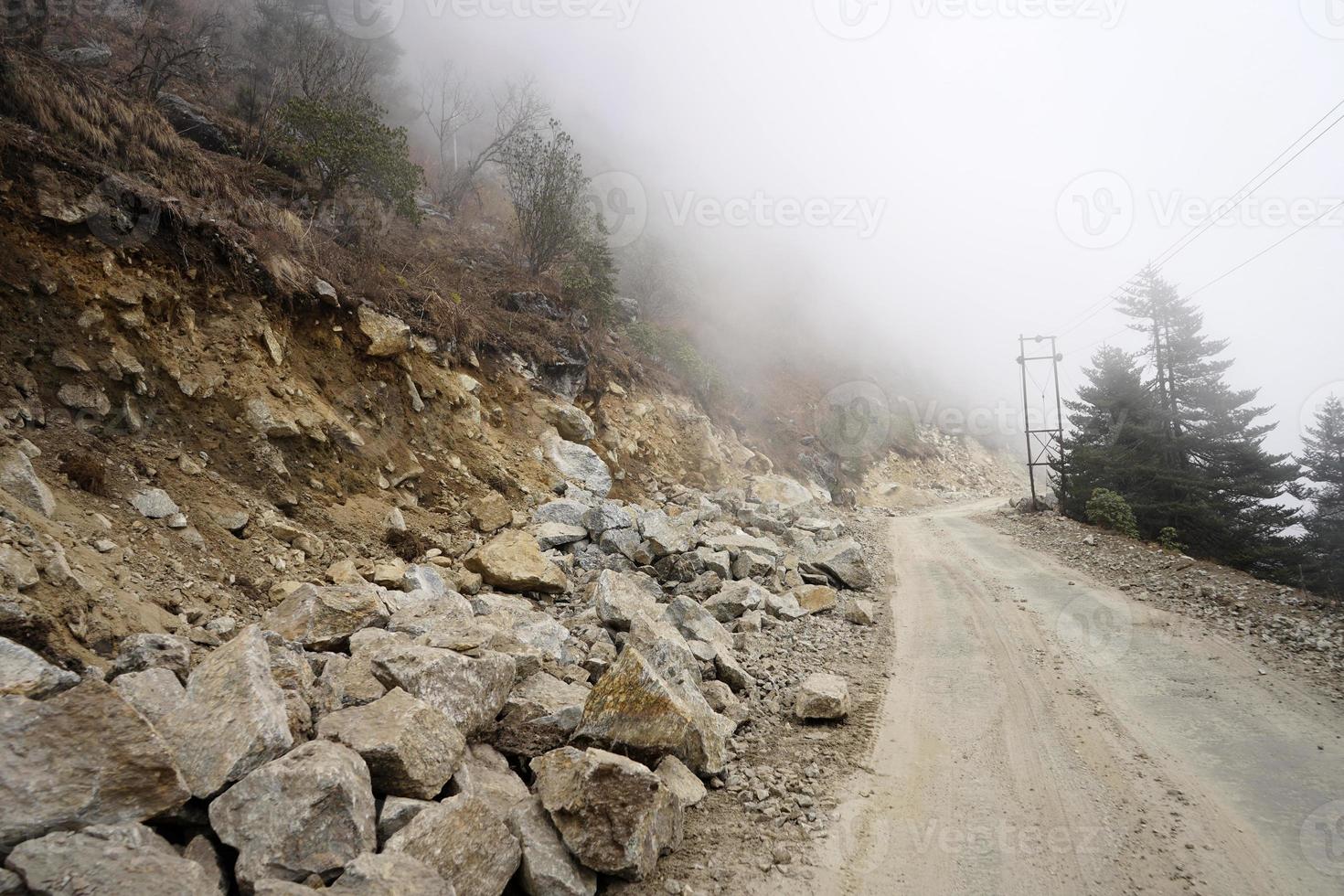 estado de la carretera sikkim después del deslizamiento de tierra foto