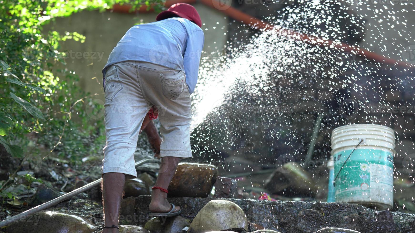 el hombre intenta detener la imagen de propagación del agua. foto