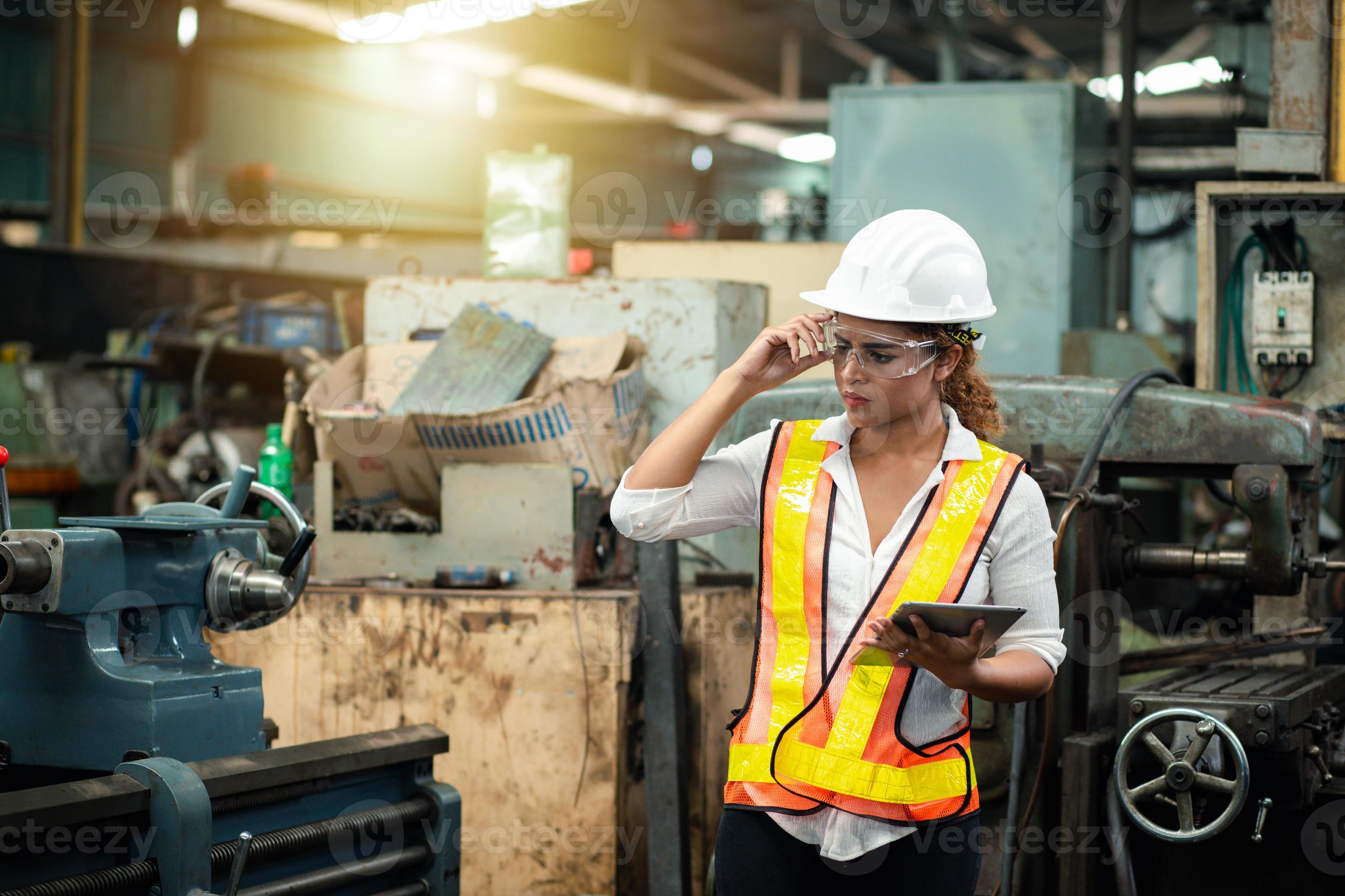 hembra mujer persona vestir blanco casco de seguridad casco la seguridad  uniforme fábrica trabajo trabajo carrera ocupación máquina elevadora  logístico envase importar exportar dama personas hermosa carga suministro  cadena tecnología máquina 20311291