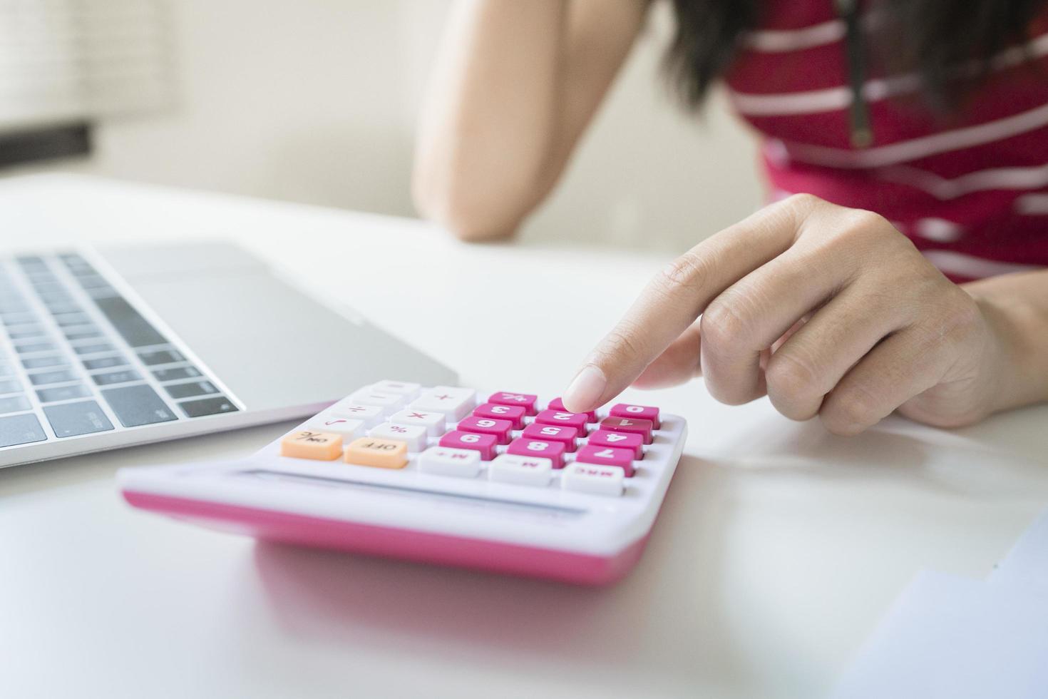 la mujer de negocios calcula el costo y hace las finanzas en la oficina, la tarea de los gerentes de finanzas, el concepto de negocios y la inversión financiera foto