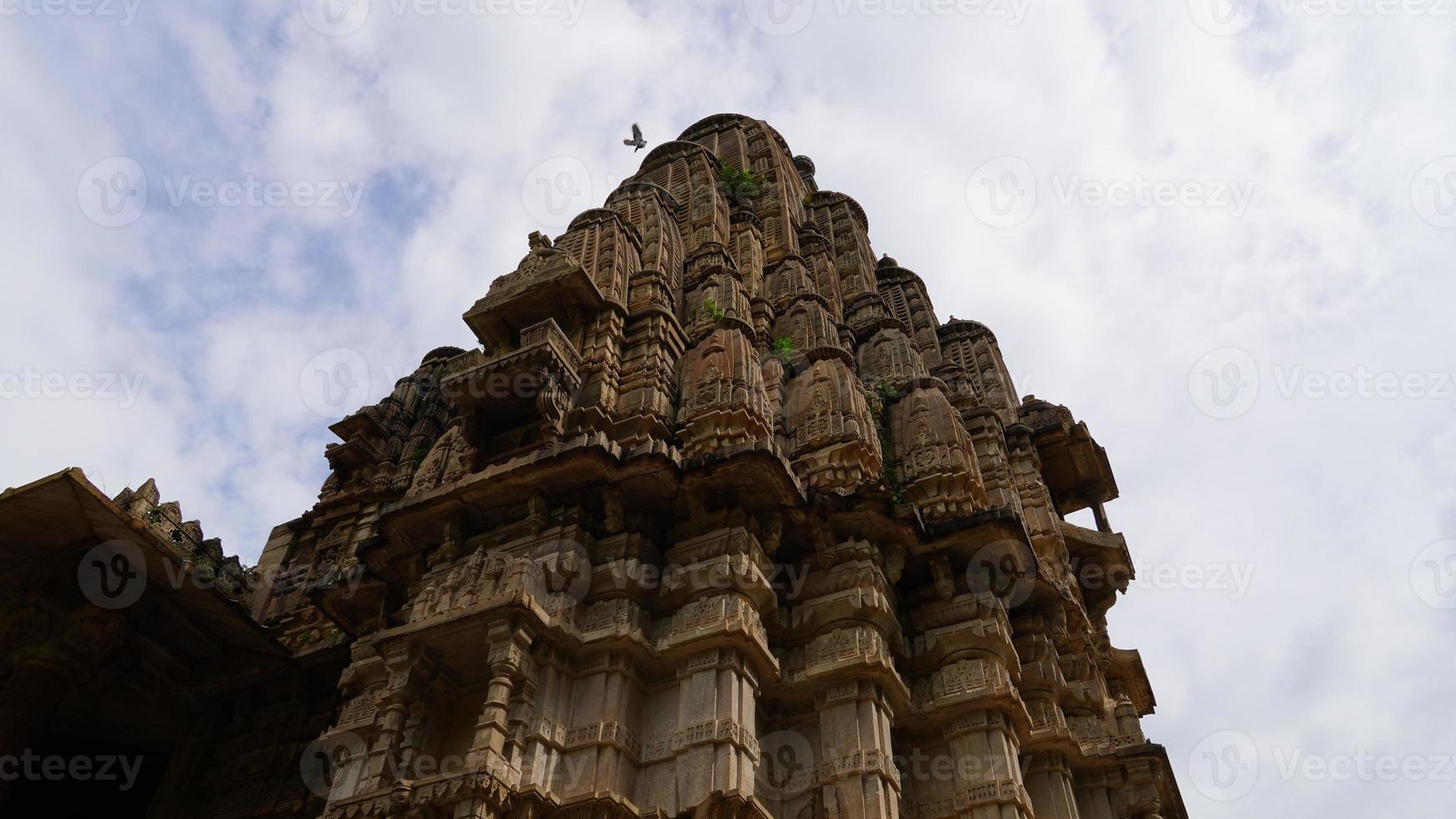 imagen de primer plano del templo gopinath de rajasthan en medio de las montañas foto