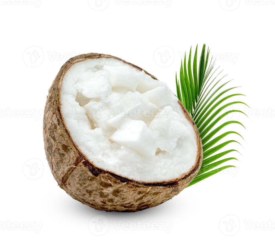 leche de coco fruta tropical o coco esponjoso cortado por la mitad con hoja de palma aislada en fondo blanco foto