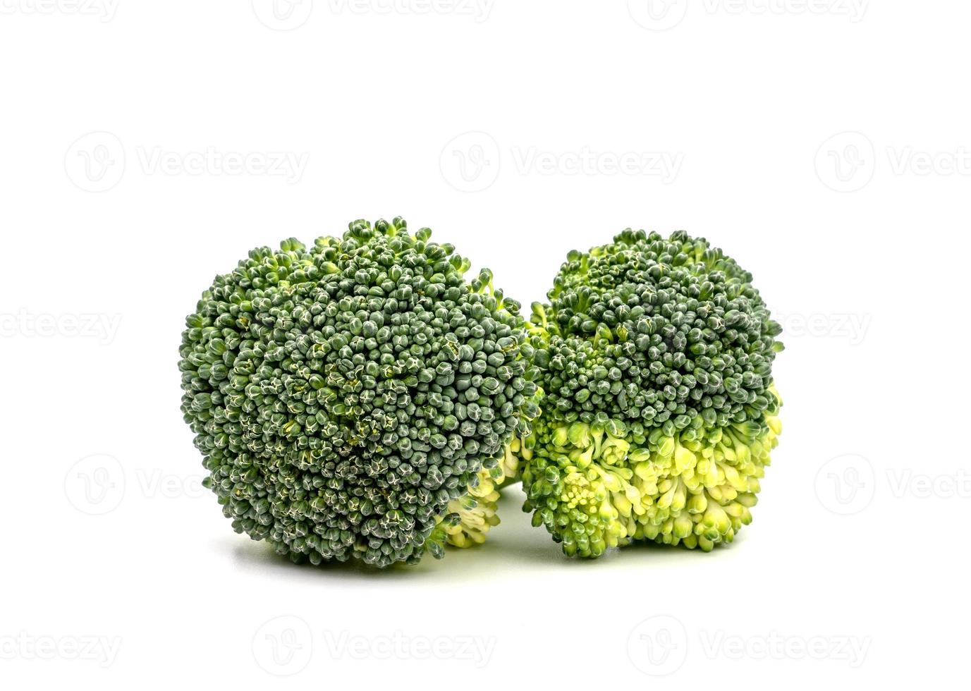 brócoli aislado sobre fondo blanco foto