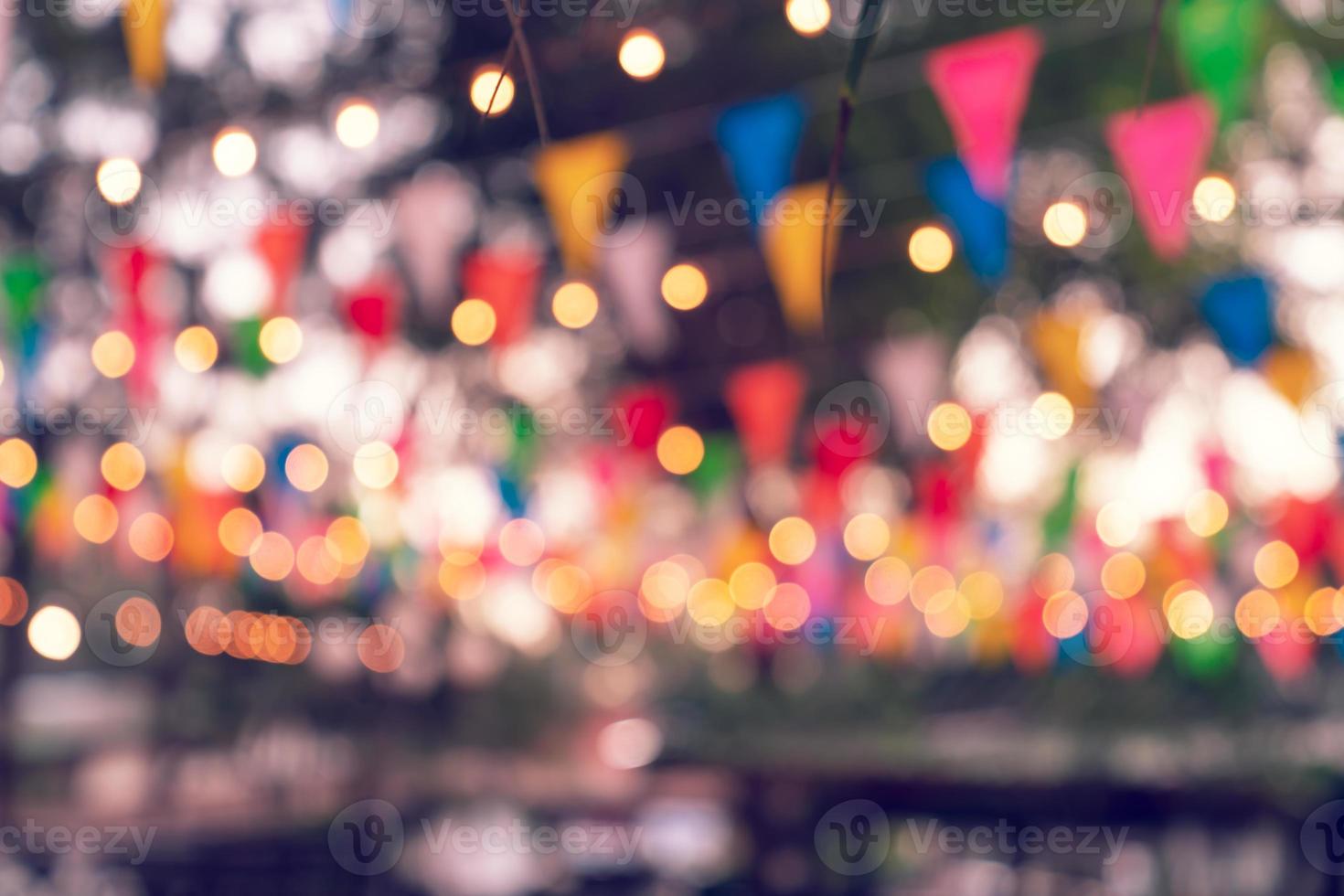Bokeh de fiesta en el festival del mercado nocturno, fondo abstracto de imagen borrosa foto
