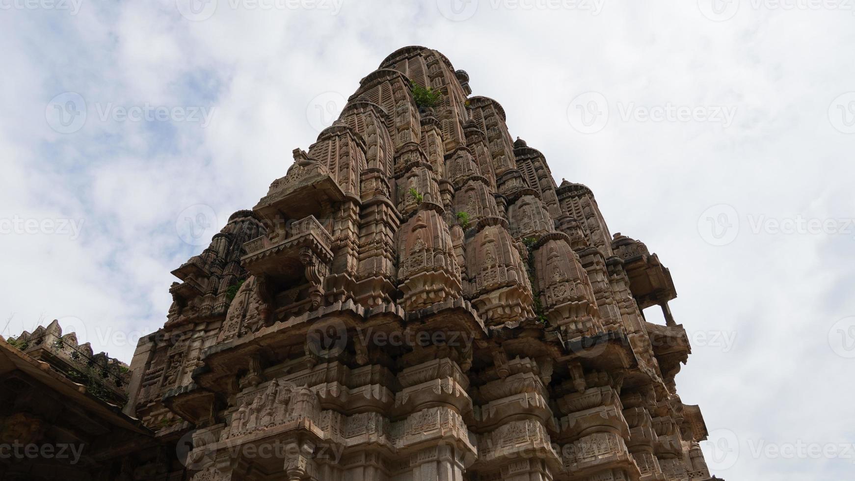 imagen de primer plano del templo gopinath de rajasthan en medio de las montañas foto